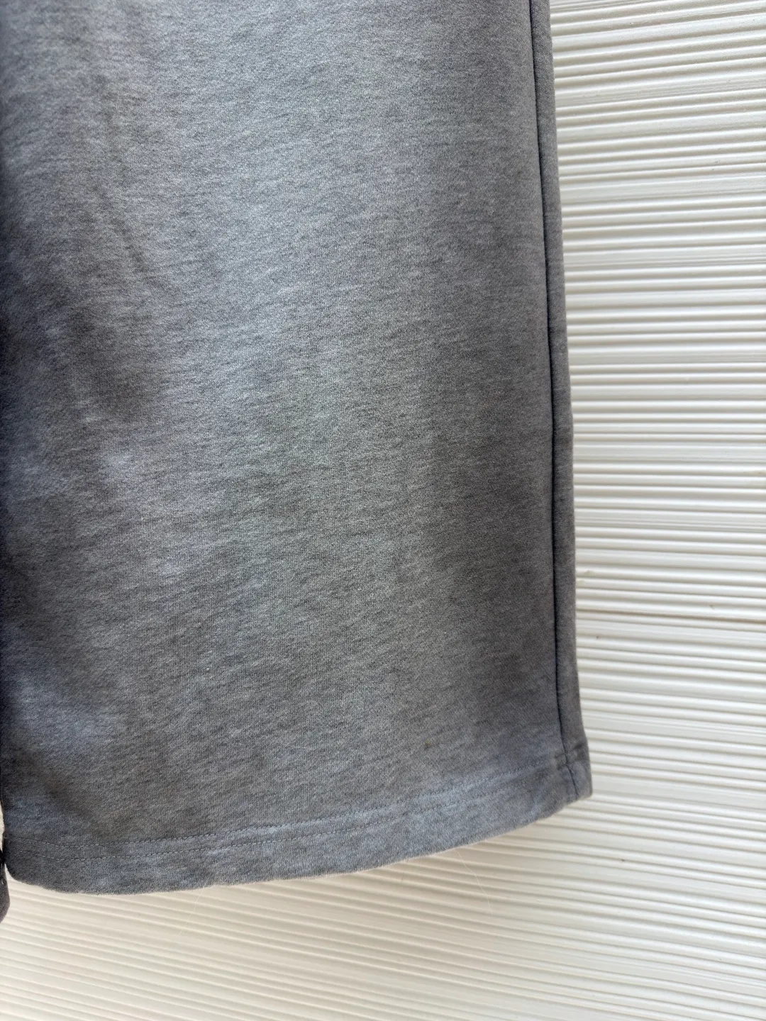 Acne Studios printed logo sweatpants ●Item number: 1682181-A90 ●Material: Floral soft velvet nylon fabric ●Technology: Imported machine foam printing production ●Color: Gray ●Version: Loose fit ●Weight: about 615 grams ●Size: It is embellished with the college-style seasonal logo pattern and outlines the personal logo with simple and tense lines. The hidden luxury beauty of the sweatpants is carved with Maliu craftsmanship. From rich to light, the color transition is natural and smooth, like the elegant style accumulated over time. The suit is present, interpreting the infinite possibilities of fashion from a unique perspective. Imported machine white foam printing uses imported professional printing equipment to apply a special white slurry to the surface of the textile in a specific pattern through precise mechanical control. The foaming agent is heated to decompose to generate gas. The slurry expands to form a three-dimensional white foam pattern. Gradient special slurry spraying process sprays dyes of different colors on the surface of the fabric to achieve rich color changes in the clothes under different lights, increasing the visual layering. The fabrics have been carefully washed, have a better hand feel and texture, are not easy to deform, are not easy to shrink, are not easy to fade, and maintain long-term beauty. The overall wiring is straight and delicate, the fabric is comfortable and soft, and the color is consistent without color difference. It can be matched with the same style to create a fashionable look and control various occasions. Customized accessories, complete with three standards, same style for men and women!